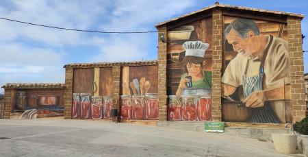 Imagen Peraltilla luce un mural de grandes dimensiones de David Gatta
