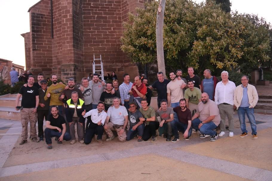 Imagen Peraltilla disfruta de la tradición de colocación del mayo en la Plaza